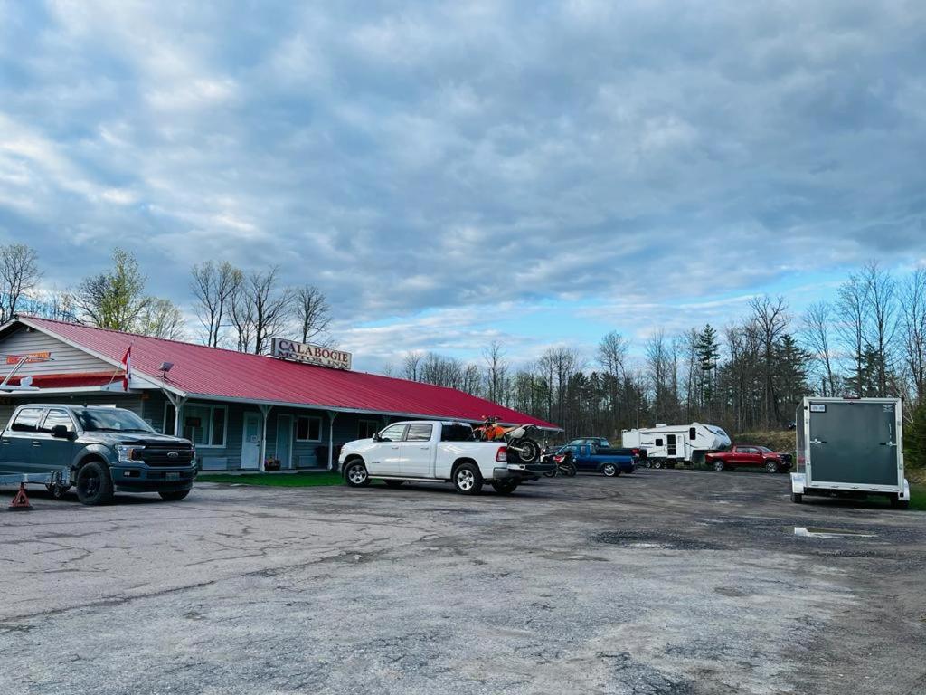 Calabogie Motor Inn Экстерьер фото
